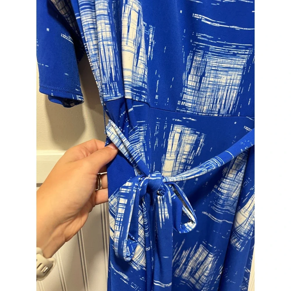 Leota blue white